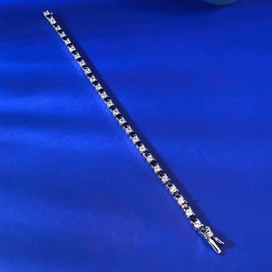 Détail du bracelet tennis en argent S925 avec pierres bleues et cristaux scintillants