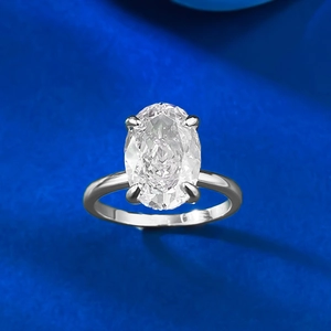 Dettaglio macro di anello in argento S925 con diamante ovale e classica montatura a quattro griffe