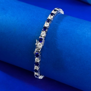 Vue macro du bracelet tennis en argent S925 avec saphirs bleus et blancs en alternance