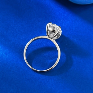 Macro di un anello in argento S925 con grande diamante a taglio tondo e montatura a quattro griffe