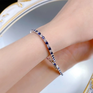 Bracelet tennis en argent S925 avec zircons bleu royal et blancs en gros plan