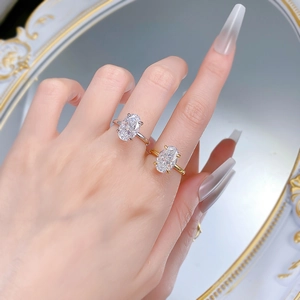 Anelli in argento S925 e oro con zircone ovale, mostrati su modella per uno stile elegante