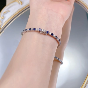 Détail du bracelet tennis en argent S925 avec cristaux bleu royal et blancs brillants