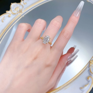 Primo piano di un anello in argento S925 con una grande pietra ovale 8x12mm sul dito