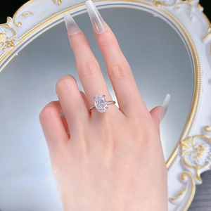 Dettaglio anello in argento S925 con diamante ovale 8x12mm indossato sulla mano