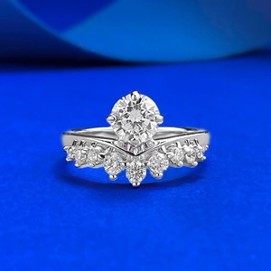 Elegant 925 Sterling Silver Crown Ring Rhinestone V-Shape Wedding Band Luxury Fashion Finger Jewelry For Women Party Gift