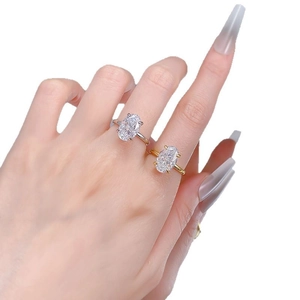 Anello elegante in argento 925 con grande pietra ovale, finiture oro e argento