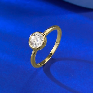 Bague solitaire en argent S925 doré sertie d'un diamant rond 6mm vue à un angle de 45°