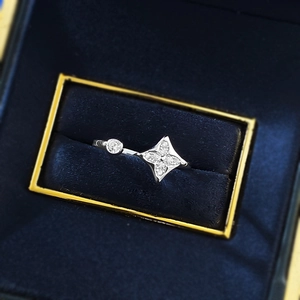 Vue macro de la bague trèfle en argent avec incrustation de zircon dans un écrin