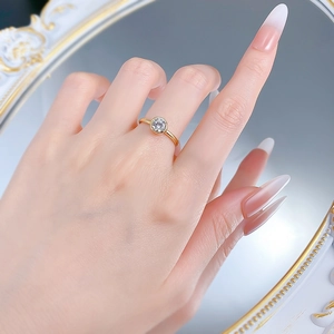 Détail d'une bague en argent 925 doré avec un solitaire rond de 6 mm serti clos