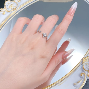 Détail d'une bague réglable en argent S925 avec trèfle pavé et pierre ronde unique