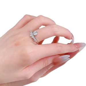 S925 sterling silver princess crown ring with a round clear gemstone on a model's hand