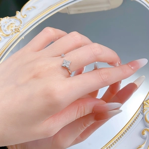 Détail de la bague trèfle à quatre feuilles en argent S925 avec zircons scintillants