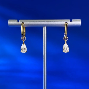 Détail des boucles d'oreilles en argent S925 avec pendentifs zircons poire 5x8mm