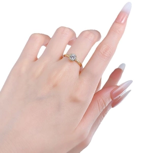 Bague en argent S925 doré minimaliste avec zircon rond de 6mm serti clos sur un mannequin