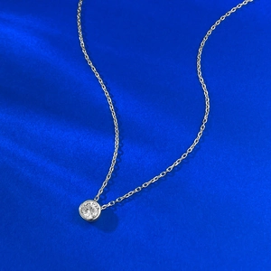Collier en argent S925 avec un solitaire en zircone brillant sur un fond de soie bleue