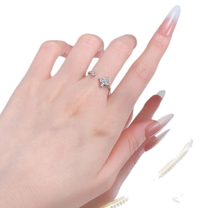 Bague trèfle à quatre feuilles en or rose avec cristaux pavés et anneau ajustable