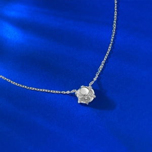 Detailed close-up of S925 silver necklace featuring a round 9mm inlaid moissanite pendant