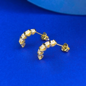 Élégantes boucles d'oreilles courbées en argent S925 plaqué or avec zircons ronds