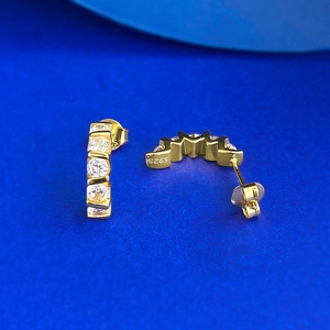 Boucles d'oreilles puces en argent S925 plaqué or avec zircons ronds de 4,25 mm