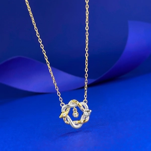 Collier serpent bicolore en argent S925 avec pendentif gemme sur fond de soie bleu foncé
