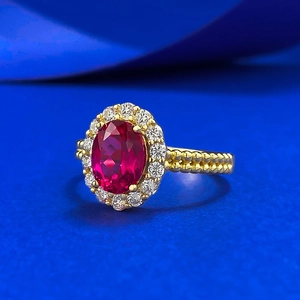 Bague élégante en argent S925 doré avec pierre rouge ovale et halo de diamants