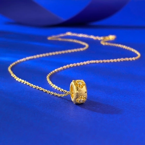Elegante vergoldete S925 Silber Sternanhänger Halskette auf blauem Schleifenhintergrund