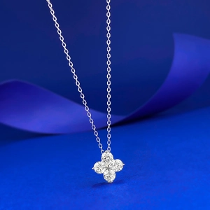 Collier trèfle à quatre feuilles en argent S925 élégant avec quatre pierres fines