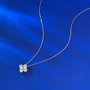 Collier élégant en argent sterling S925 avec pendentif trèfle et pierres blanches brillantes