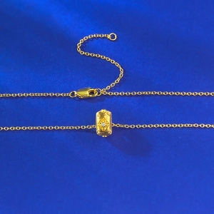 Gold gebürstete S925 Silberhalskette mit Sternanhänger auf blauem Hintergrund
