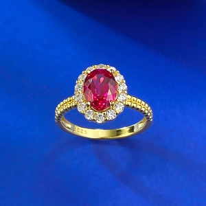 Bague classique en argent S925 doré avec rubis ovale synthétique et entourage de zircons
