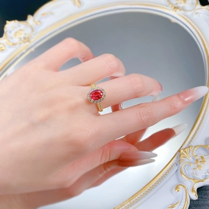 Détail de bague en argent S925 plaqué or avec rubis ovale et anneau torsadé chic