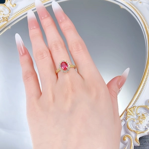Gros plan détaillé d'une bague en argent doré S925 avec rubis ovale et halo de diamants