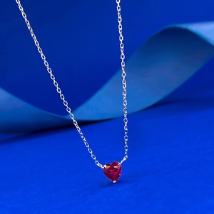 Exquis collier en argent S925 avec pendentif rubis en forme de cœur sur fond bleu
