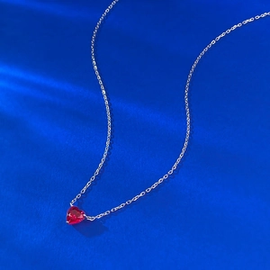 Élégant collier avec pendentif cœur rouge sang de pigeon en argent S925 raffiné
