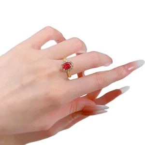 Bague élégante en argent S925 doré avec pierre rouge ovale et halo de cristaux