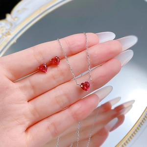 Élégant ensemble collier et boucles d'oreilles en argent S925 avec cœurs rouges sertis