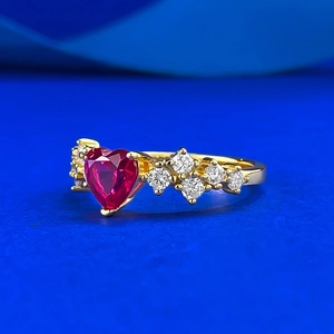 Anello elegante in argento S925 dorato con rubino a cuore 6x6mm e dettagli in diamanti