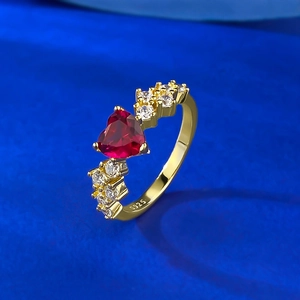 Anello in argento S925 placcato oro con gemma rossa a cuore e accenti di diamanti