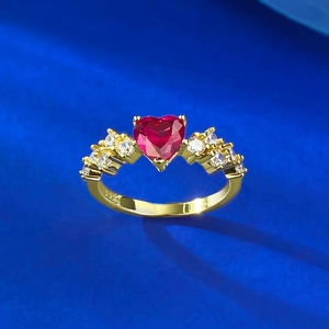 Dettaglio dell'anello con rubino a cuore placcato oro con punzonatura S925