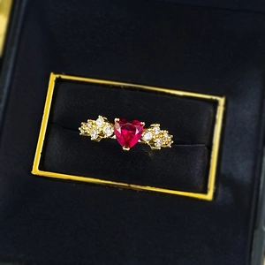 Elegante anello in argento S925 dorato con rubino a cuore rosso sangue e diamanti