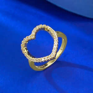 Bague cœur évidé élégante en argent S925 plaqué or avec zircons blancs sertis en pavé