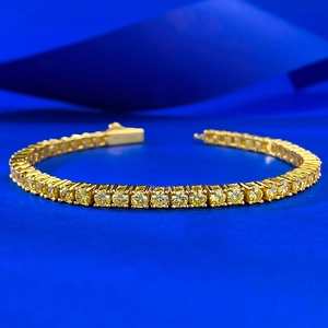 Gros plan détaillé du bracelet tennis en argent 925 avec diamants jaunes ronds