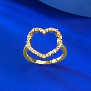 Détail macro du poinçon S925 sur une bague coeur évidée dorée avec pavé de pierres
