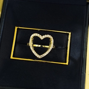 Bague élégante en forme de cœur dorée avec cristaux présentée dans un écrin noir