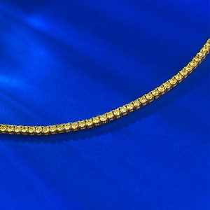 Bracelet tennis chic en argent 925 avec pierres jaunes sur fond de soie bleu scintillant