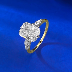 Gros plan sur bague en argent 7x9mm taille radiant avec pierres latérales marquise