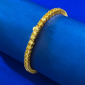 Vue macro du bracelet tennis en argent 925 avec pierres jaunes et détails polis
