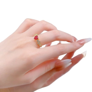 Anello in argento S925 dorato con pietra rossa a cuore e diamanti scintillanti