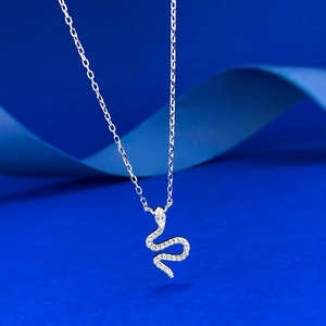 Collier avec pendentif serpent en argent sterling S925 et oxydes de zirconium brillants